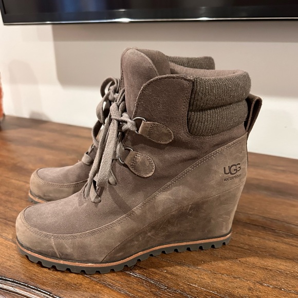 UGG waterproof lace-up booties in light brown - Picture 5 of 7